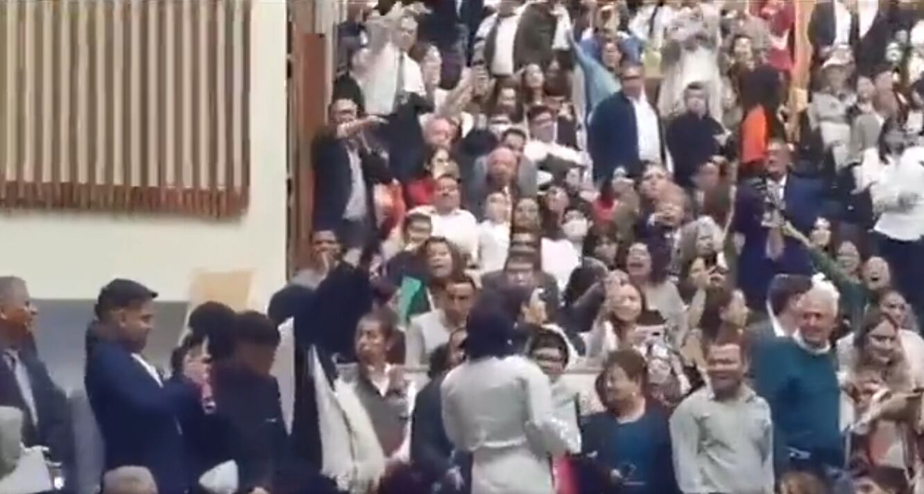 El incidente interrumpió momentáneamente los actos protocolarios y generó un fuerte malestar entre los asistentes.