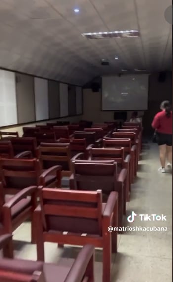 El interior de una sala de cine en Cuba.