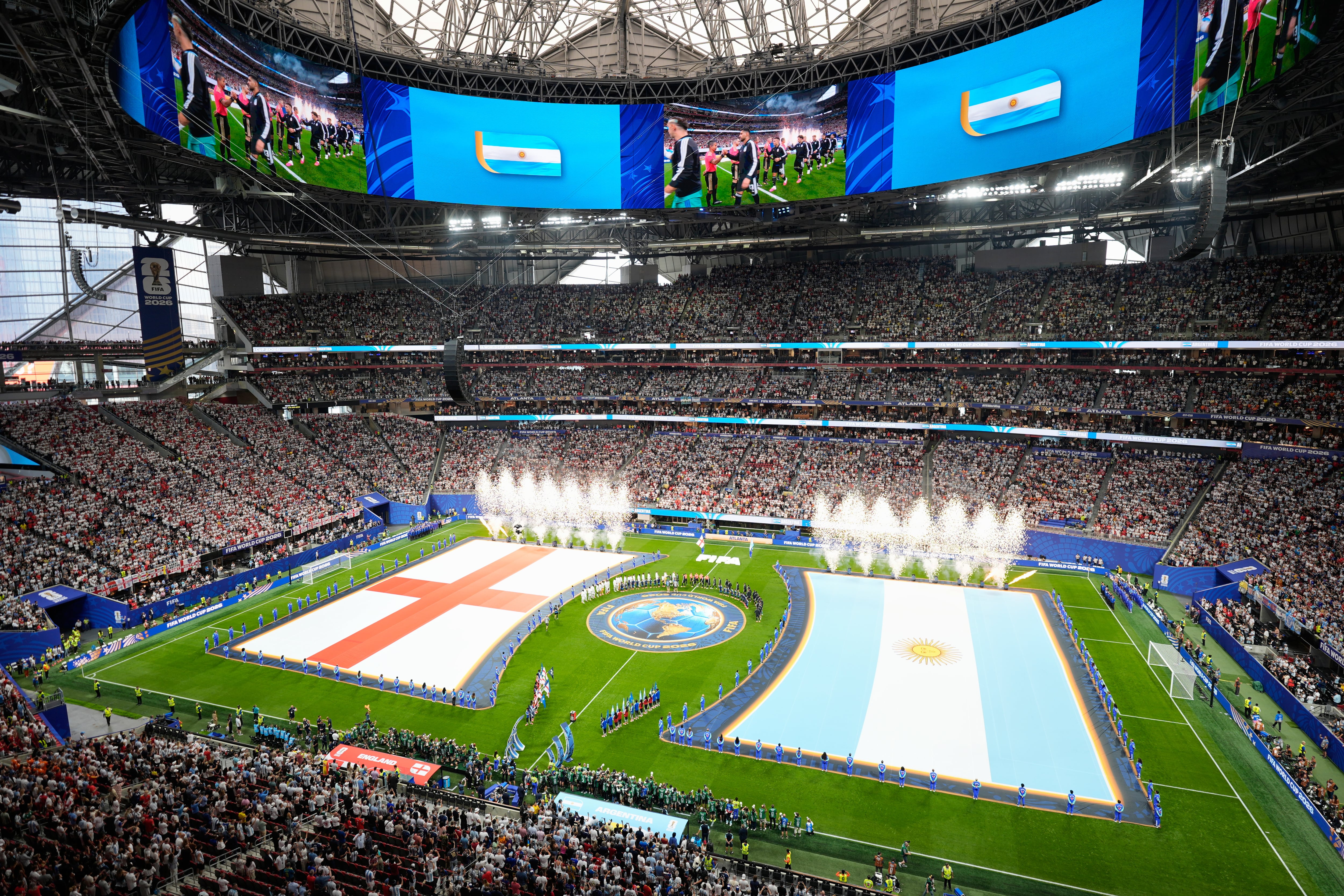 Los fuegos artificiales estallan en Atlanta, en la ceremonia de los himnos nacionales, antes de la semifinal mundialista entre Inglaterra y Argentina, el miércoles 15 de julio de 2026 (AP Foto/Mike Stewart)
