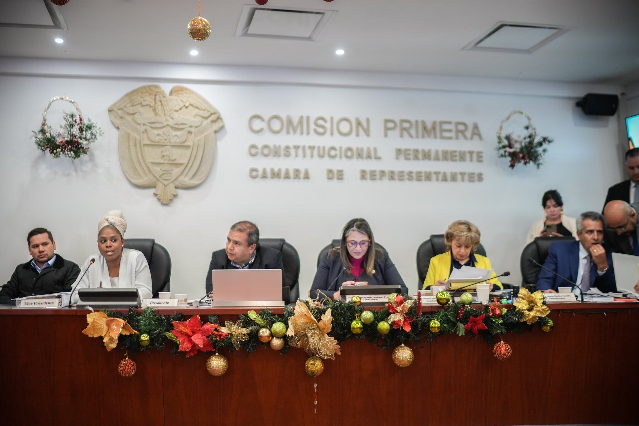 La ministra de Educación estuvo presente en el debate.