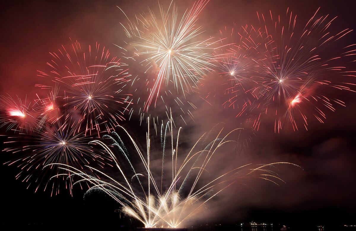 La pólvora también se tomó Manila, la capital de las Filipinas. Tradicionalmente los filipinos reciben el año nuevo con pirotecnia, petardos y lo que haga el mayor ruido posible. (AP)