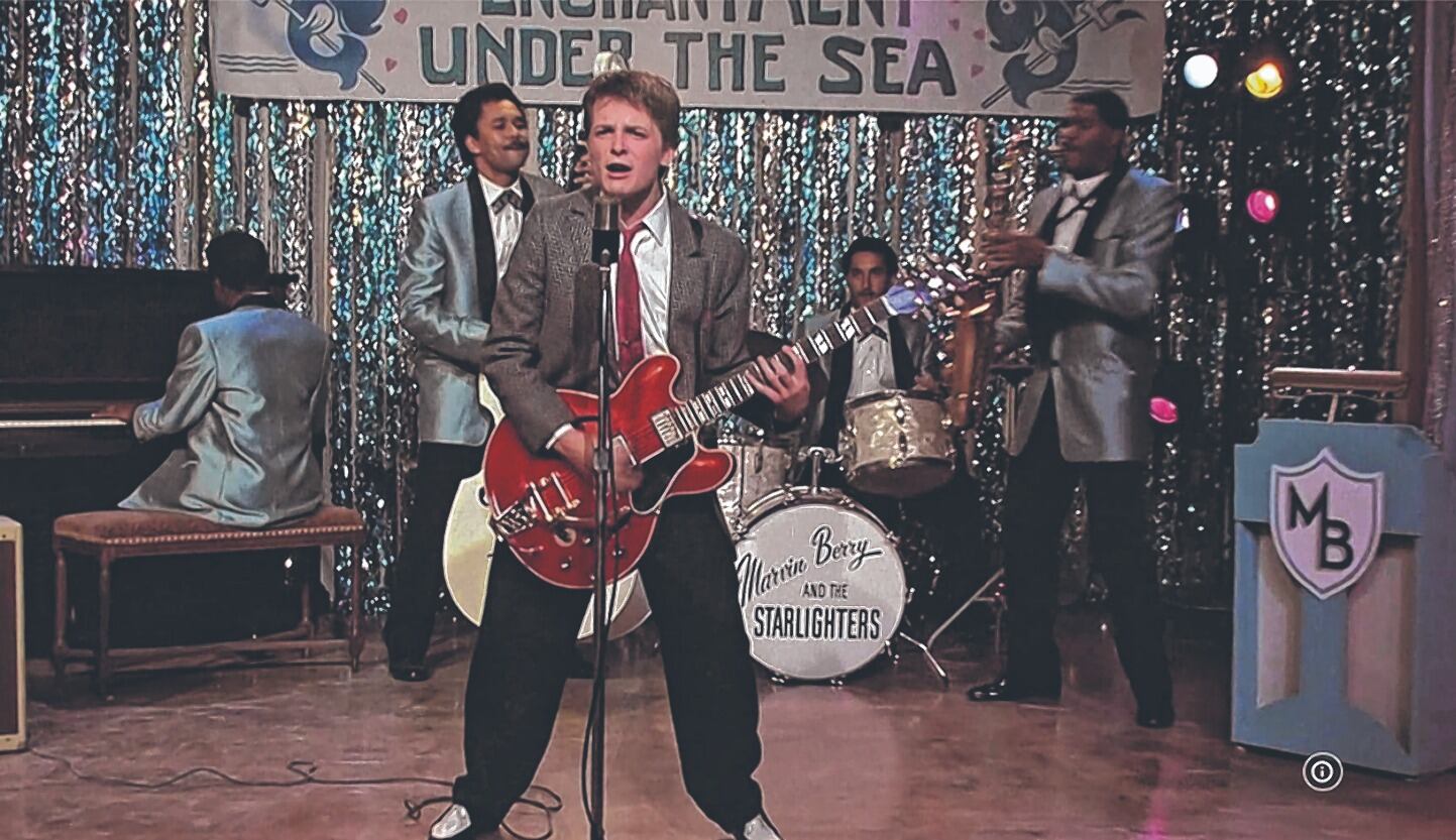 Michael J Fox interpretó al adolescente Marty McFly, amigo de Doc, un científico que ha construido una máquina del tiempo. Cuando los dos prueban el artefacto, un error fortuito hace que Marty llegue a 1955, año en el que sus padres iban al instituto y aún no se habían conocido. Después de impedir su primer encuentro, Marty deberá conseguir que se conozcan y se enamoren, de lo contrario su existencia no sería posible.