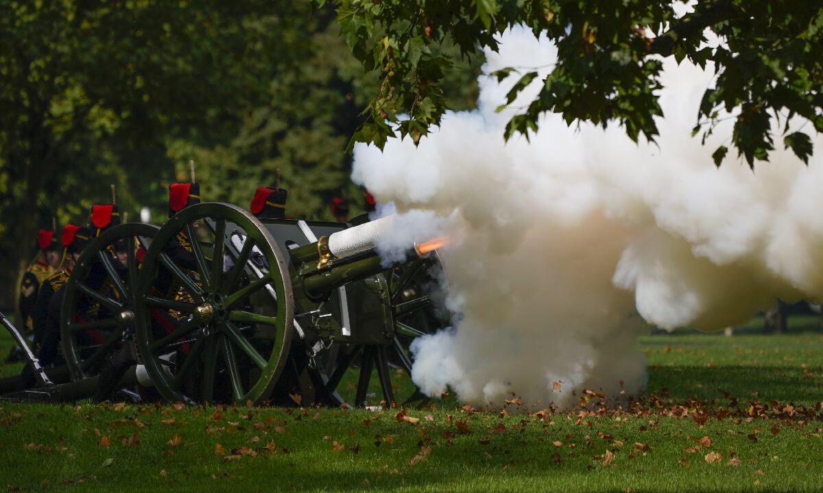 96 balas de salva hicieron parte del homenaje.