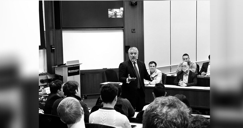 El expresidente Iván Duque, en una conferencia en la Escuela de Gobierno de la Universidad de Harvard