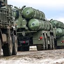 Esta captura de video del folleto publicada por el Ministerio de Defensa de Rusia el 9 de febrero de 2022 muestra equipos de combate del sistema de defensa aérea S-400 conduciendo durante ejercicios conjuntos de las fuerzas armadas de Rusia y Bielorrusia como parte de una inspección de la Fuerza de Respuesta del Estado de la Unión, en un campo de tiro en la región de Brest de Bielorrusia