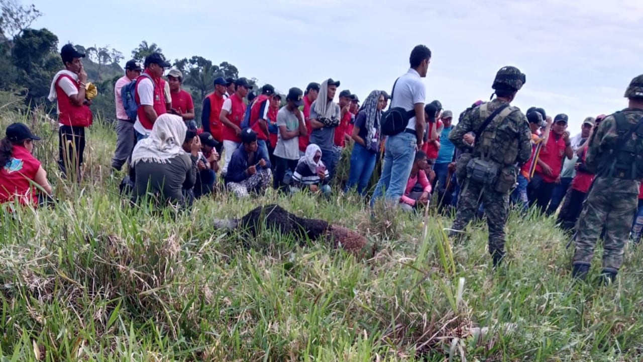 Los soldados junto a la guardia campesina de San José del Guaviare.