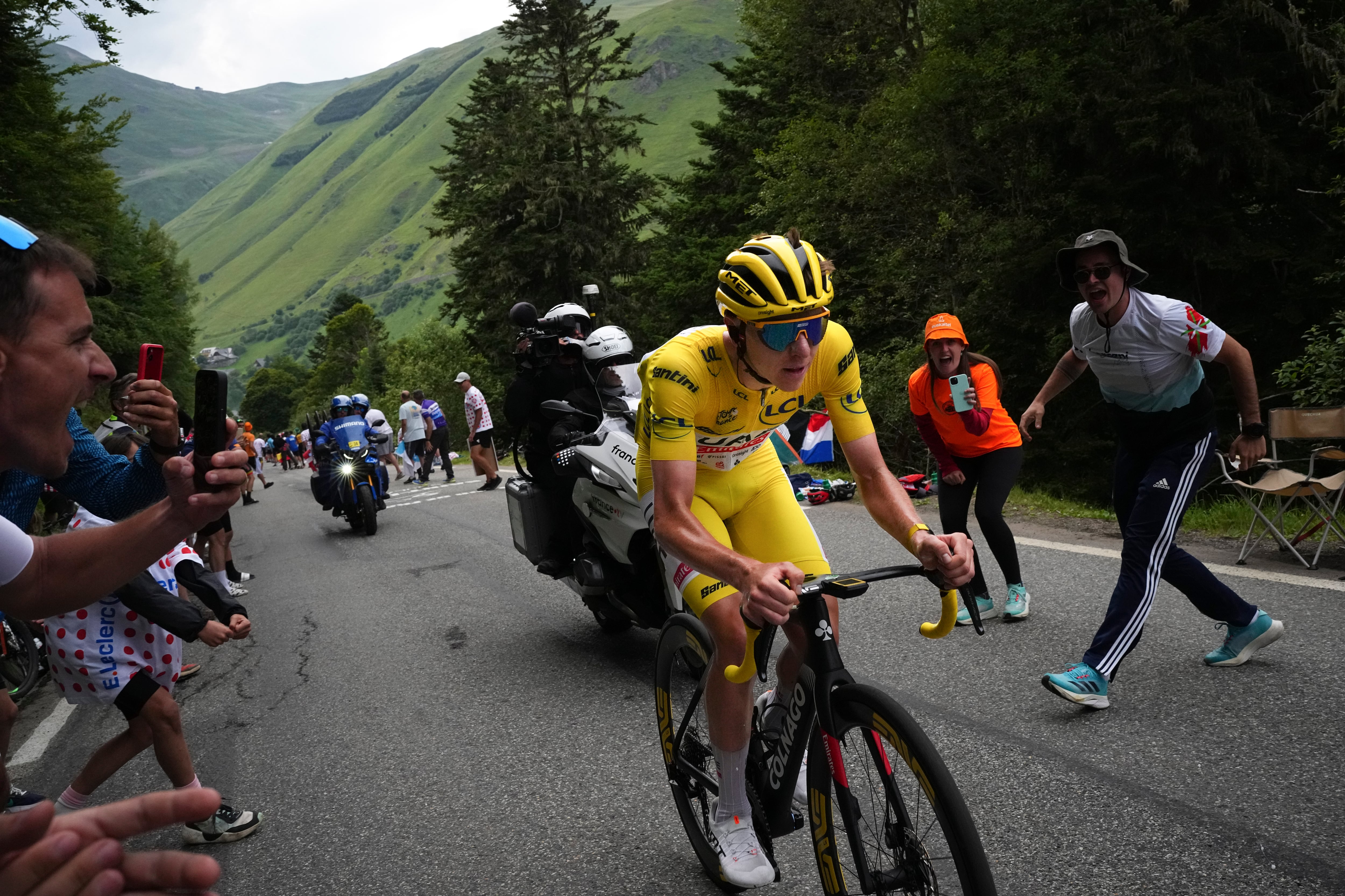 El esloveno Tadej Pogacar, vestido con el maillot amarillo de líder de la general, se separa de su rival en la subida hacia Pla d'Adet para ganar la decimocuarta etapa del Tour ciclista de Francia de 151,9 kilómetros con salida en Pau y llegada en Saint-Lary-Soulan Pla d'Adet, Francia, sábado 13 de julio de 2024. (Foto AP/Daniel Cole)
