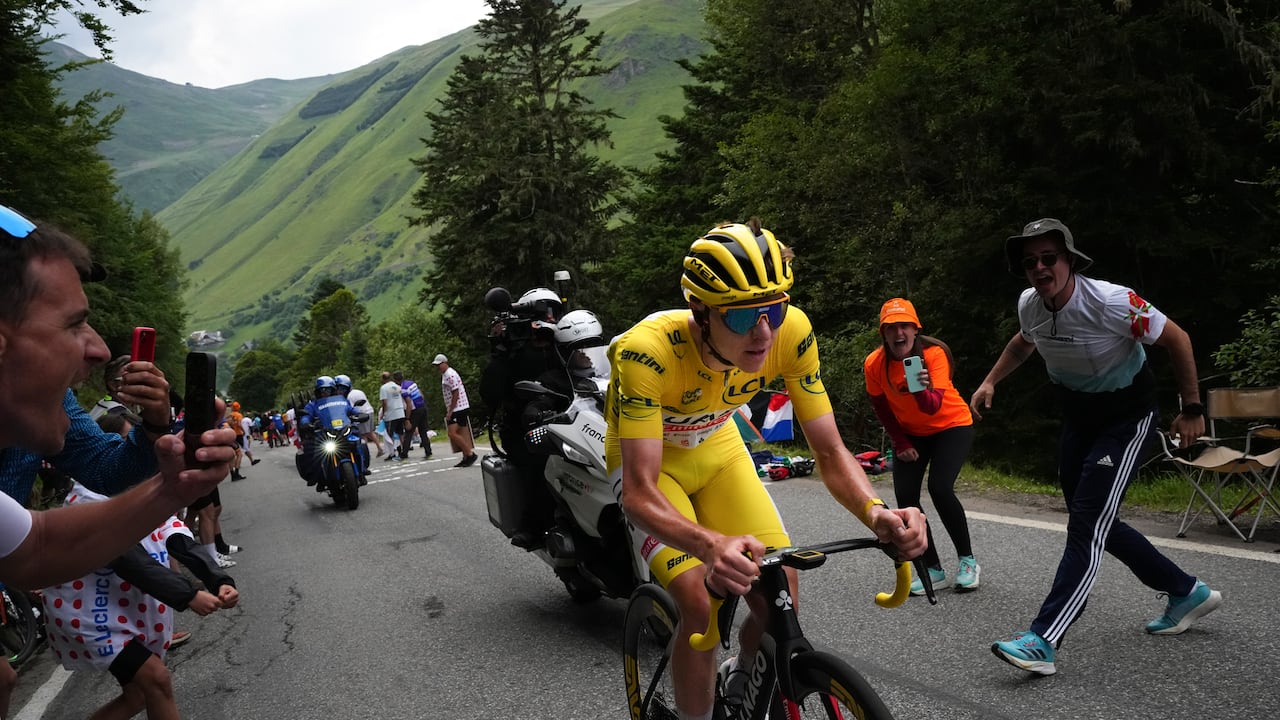 El esloveno Tadej Pogacar, vestido con el maillot amarillo de líder de la general, se separa de su rival en la subida hacia Pla d'Adet para ganar la decimocuarta etapa del Tour ciclista de Francia de 151,9 kilómetros con salida en Pau y llegada en Saint-Lary-Soulan Pla d'Adet, Francia, sábado 13 de julio de 2024. (Foto AP/Daniel Cole)