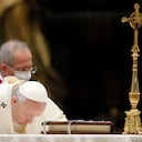 El Papa Francisco celebra la misa con motivo de la fiesta de Nuestra Señora de Guadalupe, en la Basílica de San Pedro en el Vaticano. Foto: Remo Casilli / Pool vía AP.