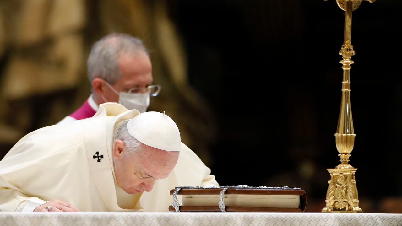 El Papa Francisco celebra la misa con motivo de la fiesta de Nuestra Señora de Guadalupe, en la Basílica de San Pedro en el Vaticano. Foto: Remo Casilli / Pool vía AP.