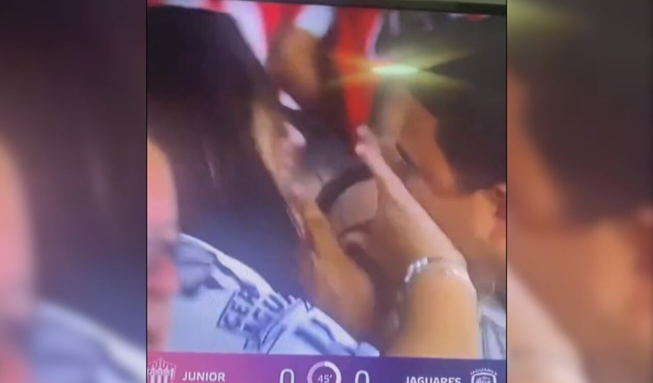 Una cámara de la transmisión, captó el momento exacto que se hizo viral.