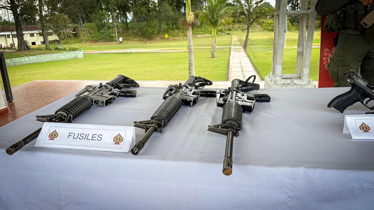 Fusiles decomisados en la operación militar.