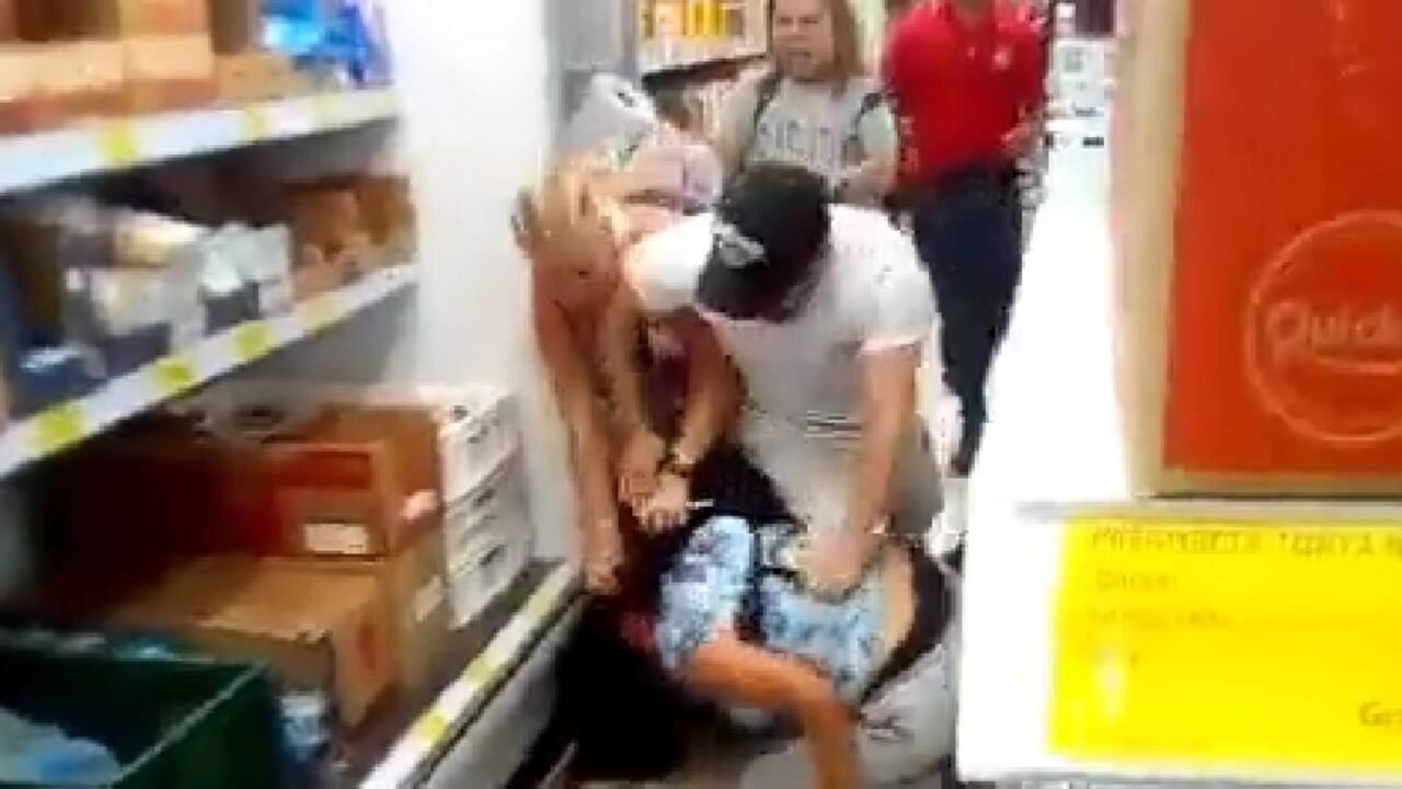 La supuesta ladrona recibió puños y patadas.