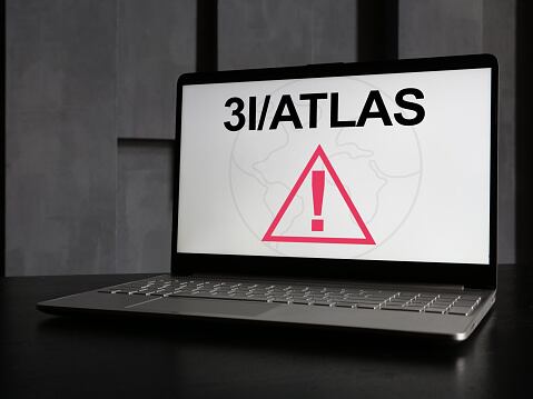 Avi Loeb acusa a la NASA de ocultar pruebas clave sobre el objeto interestelar 3I/ATLAS.