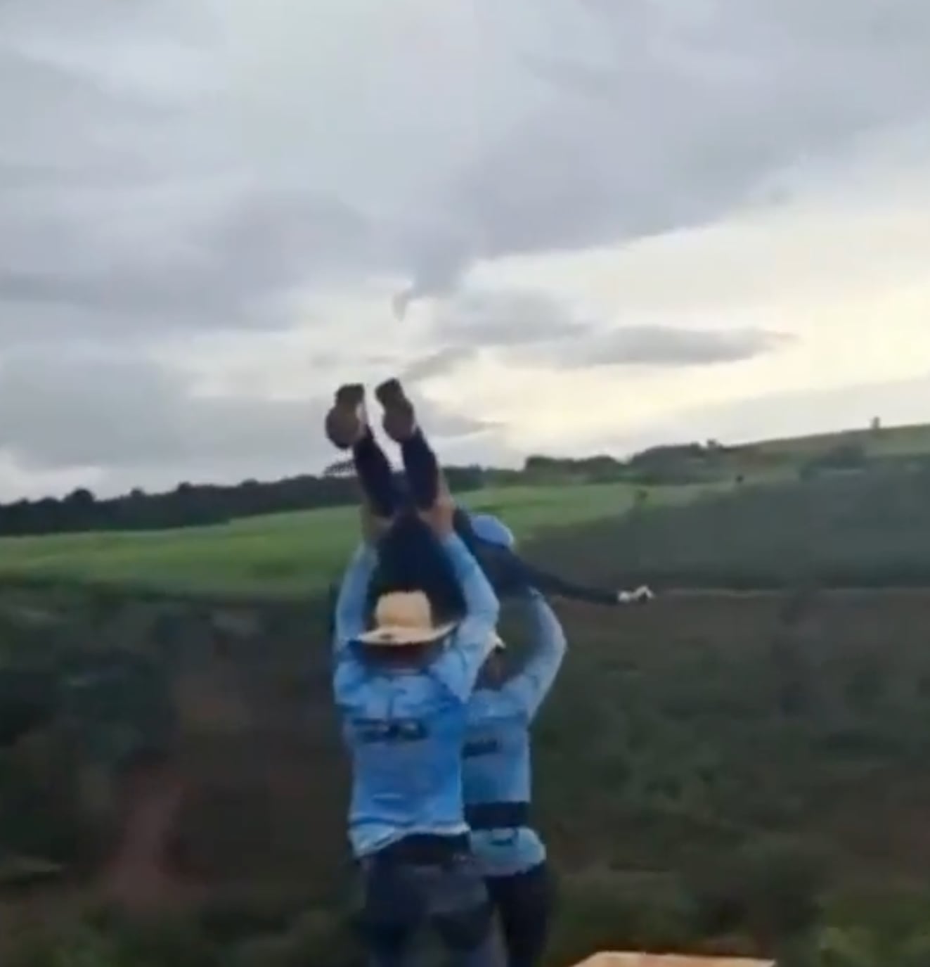 La mujer cayó 130 pies directamente sobre tierra. 6 personas, incluido personal, fueron arrestadas.
