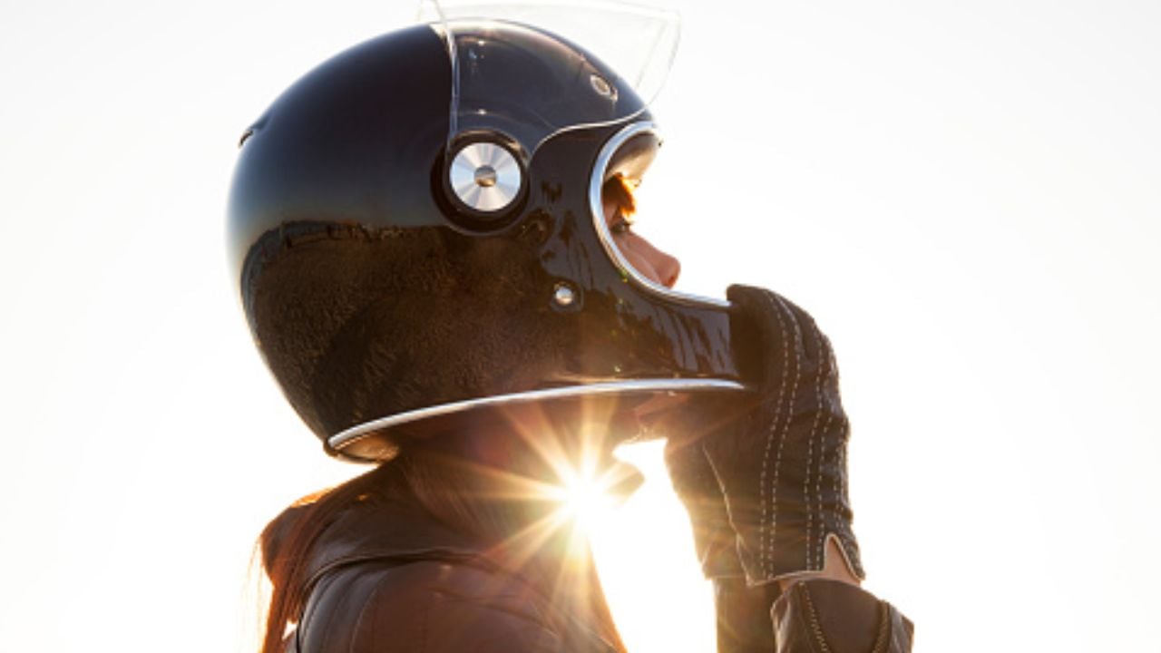 Los cascos son una parte esencial de la conducción en motocicletas.