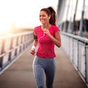 Mujer realizando ejercicio en la ciudad
