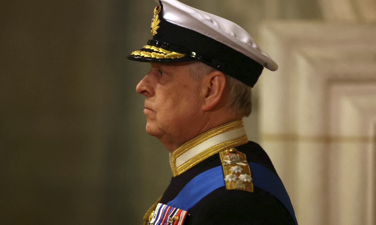 Gracias al permiso especial, este viernes, el príncipe Andrés pudo volver a vestir de uniforme para el sepelio de su madre.