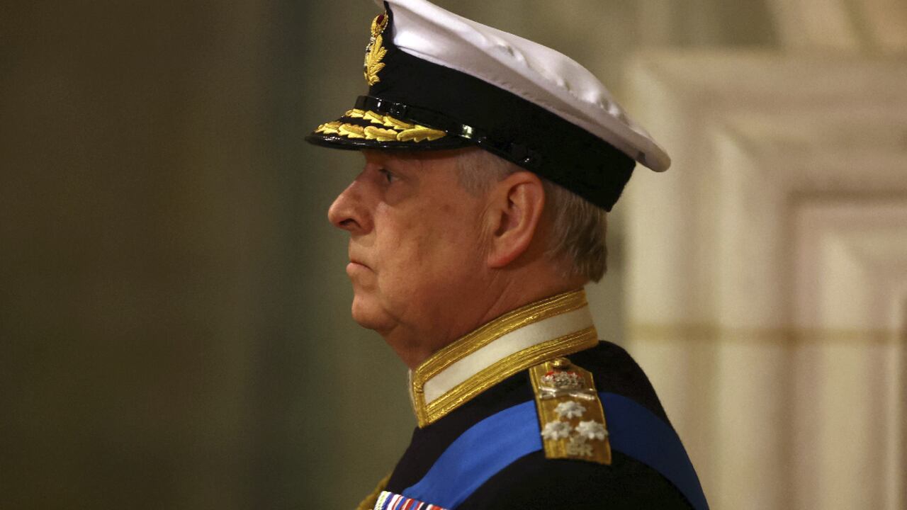 Documental expone la visión que tienen algunos trabajadores de la realeza sobre el príncipe Andrés. Ex portavoz de la casa real lo tilda de 'idiota'.