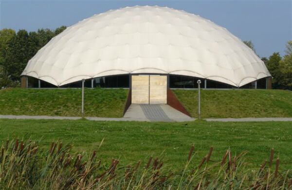 Este Domo de papel tiene una estructura compuesta en gran parte de tubos de papel. Se construyó en septiembre de 1995 para servir de iglesia temporal de tatakori luego del terremoto de Hanshin. La estructura se envió a Taiwan en 2006 donde es una reconocida atracción turística.