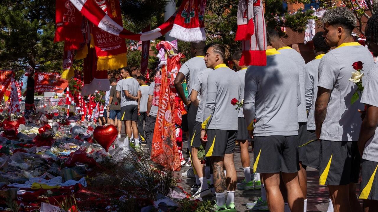 Luis Díaz (derecha) haciendo presencia en el monumento conmemorativo a Diogo Jota