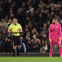 Gianluigi Donnarumma, de Manchester City en medio de un partido de Premier League
