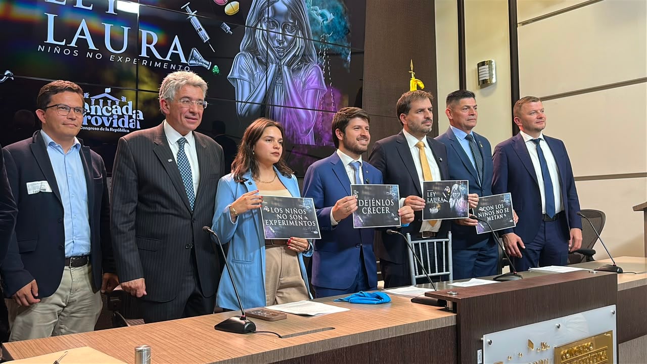 El senador Andrés Forero, acompañado de otros senadores, presentó el proyecto de ley.