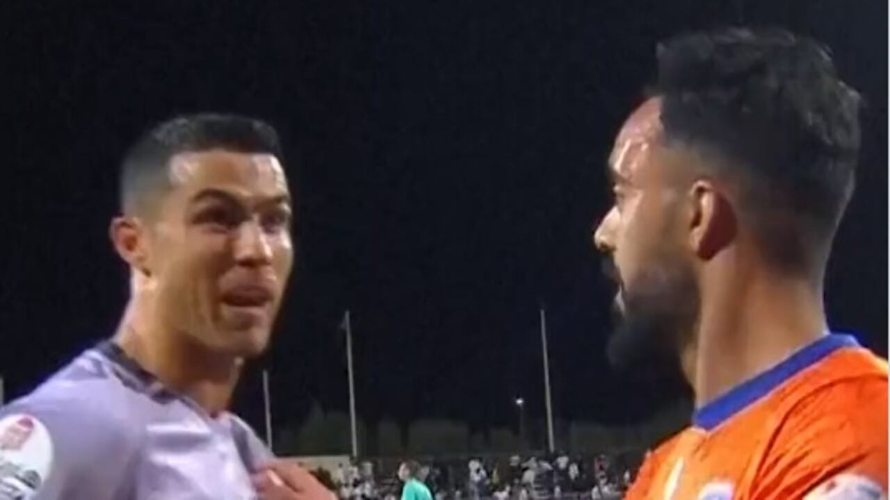 Cristiano Ronaldo enfurece con un rival luego de partido de Al-Rayyan.