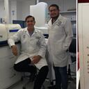 El investigador venezolano Alberto Paniz Mondolfi, junto con el infectólogo colombiano David Forero Peña.