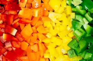 Algunos especialistas recomiendan incluir en la dieta frutas y verduras de todos los colores.