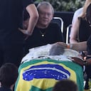 El cuerpo de Pelé yace sobre el centro del campo del estadio de Santos