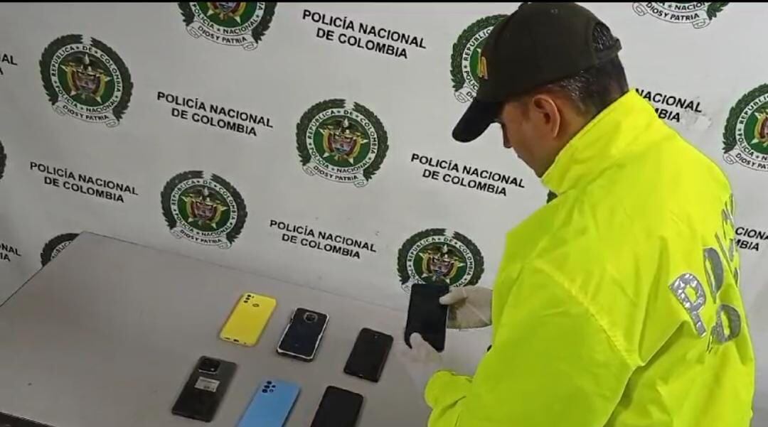 Siete celulares fueron incautados en el operativo.