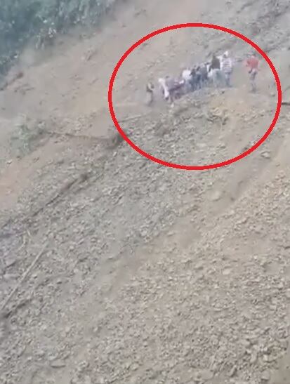 Derrumbe en Chocó: la comunidad debe bajar a los enfermos de los carros para hacer trasbordo pasando por el deslizamiento.