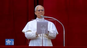 Rezo del primer Regina Coeli del Papa León XIV en la Plaza de San Pedro.
