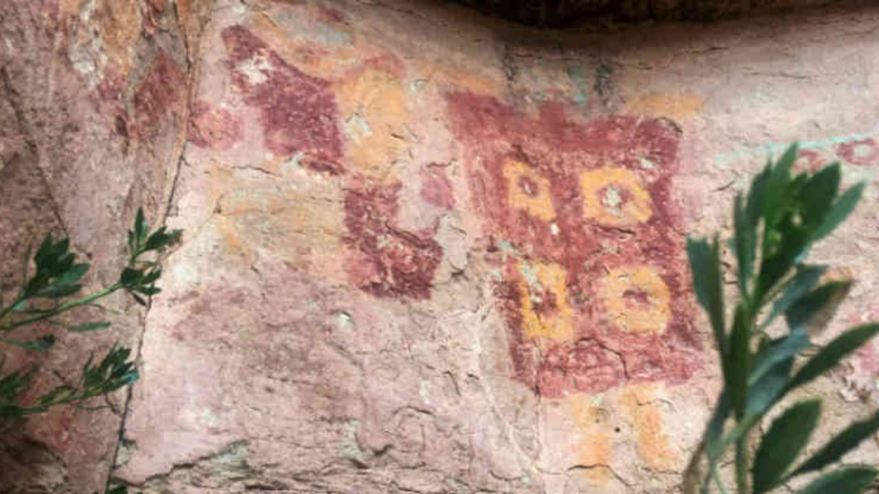 Pinturas rupestres que se observan en las cavernas de Taira, en el desierto de Calama, Chile. Foto: AFP | Martin Bernetti
