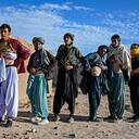 En esta foto tomada el 4 de febrero de 2022, muestra hombres afganos que no tenían más remedio que vender un riñón. Todos están dispuestos a sacrificar un órgano para salvar a sus familias.