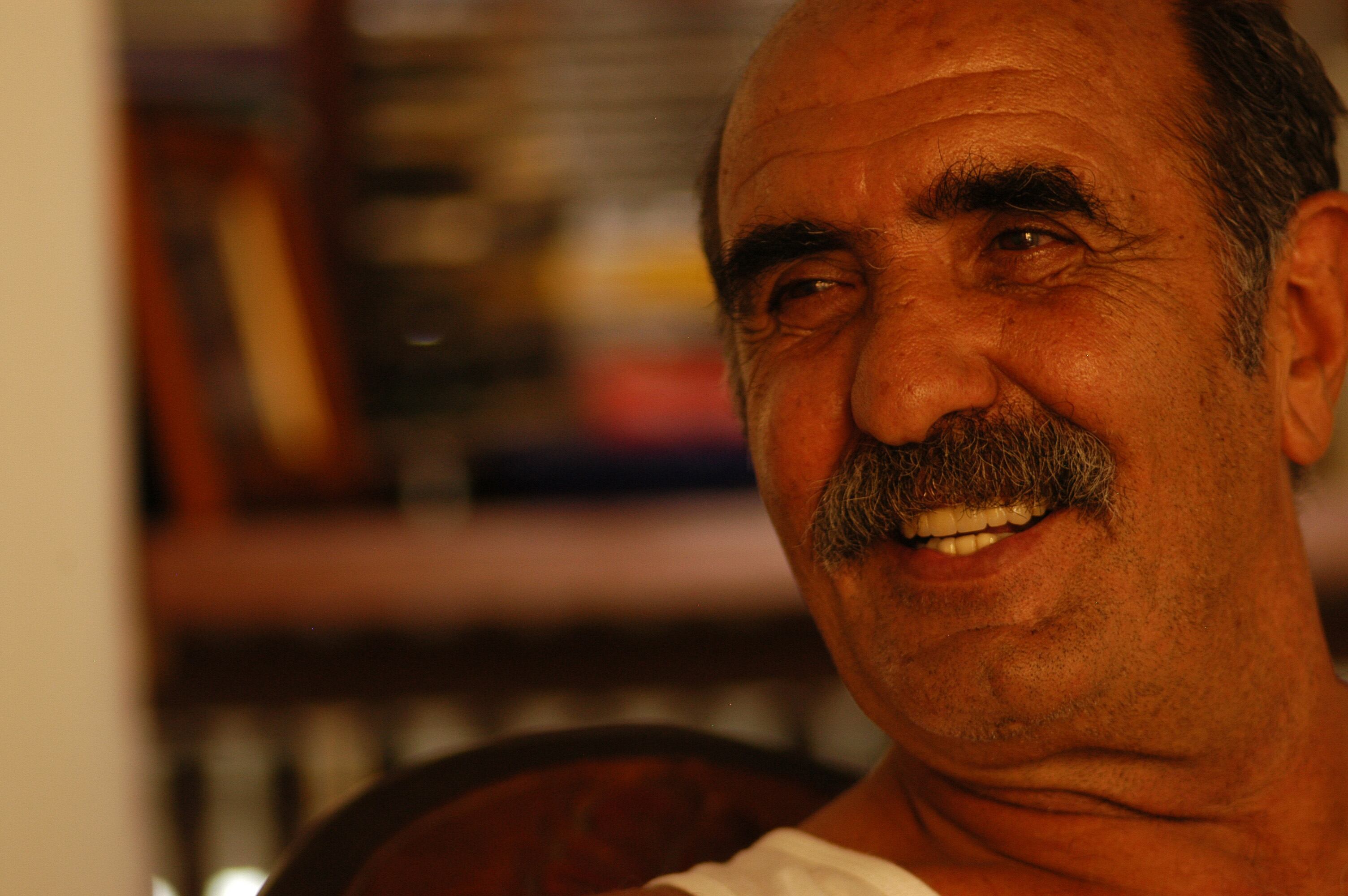 Desde el cine y la crítica cívica hasta la acción social y el trabajo cultural, esta es la historia de la relación profunda entre el artista y la ciudad que lo acogió como propio.