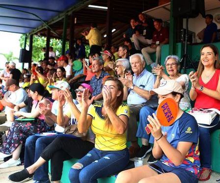 Público del Tennis Golf Club.