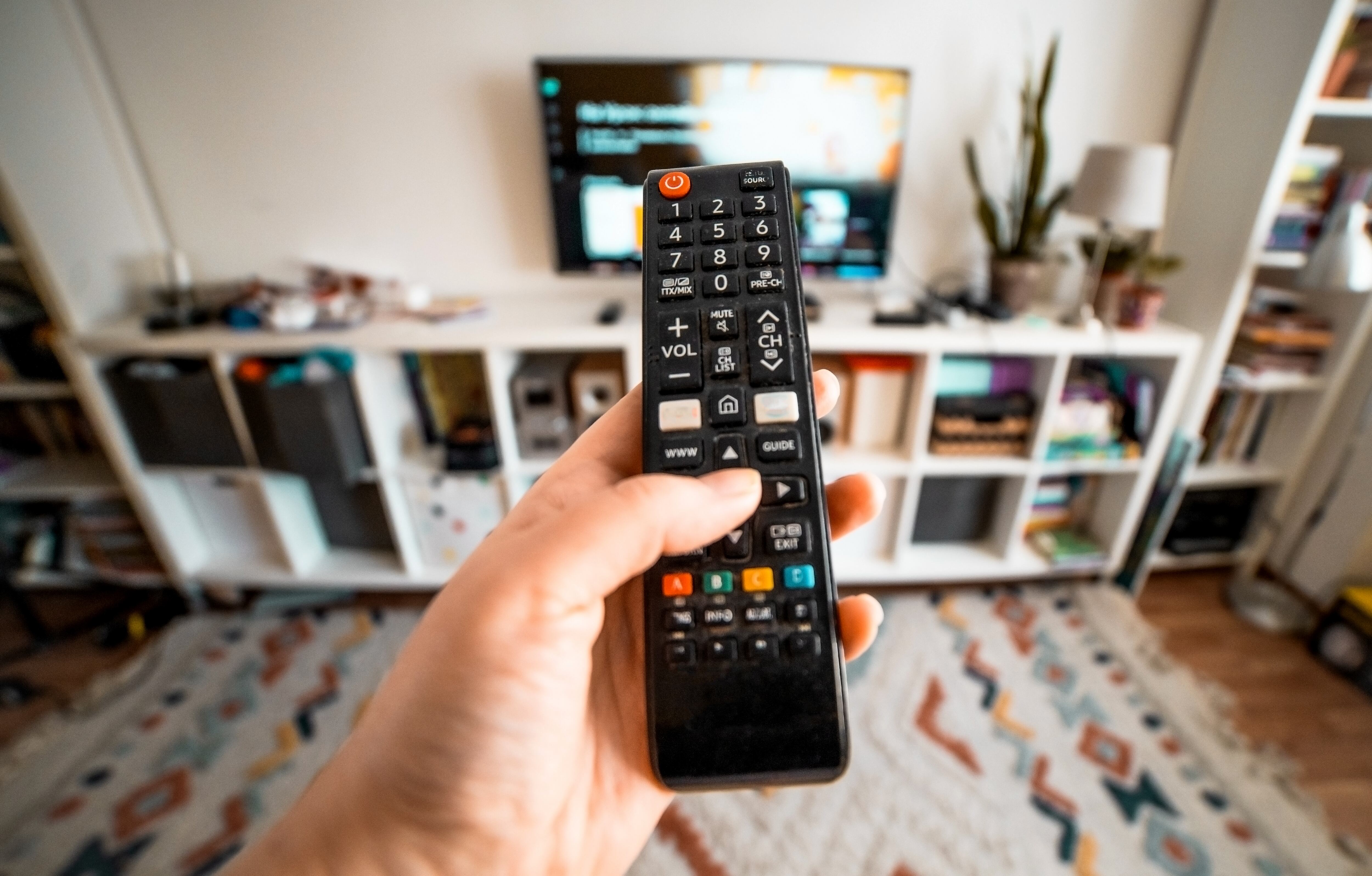 El televisor debe apagarse correctamente para prevenir daños prematuros.