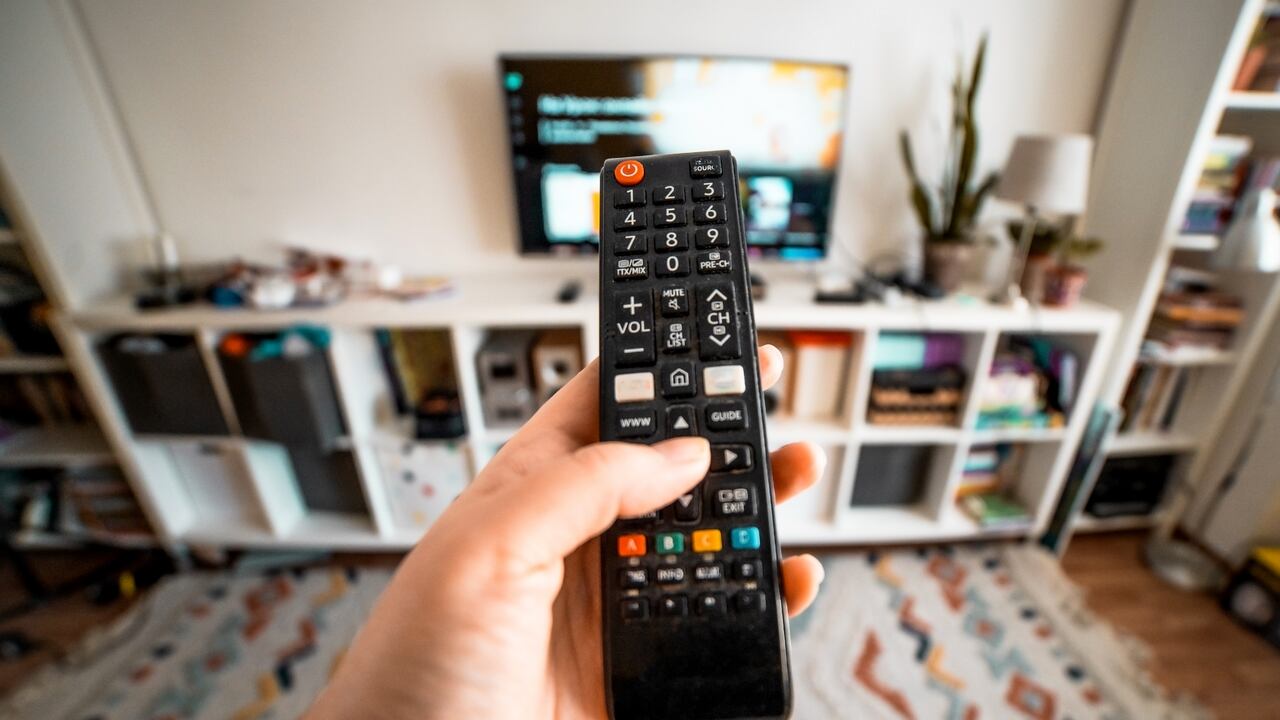 El televisor debe apagarse correctamente para prevenir daños prematuros.