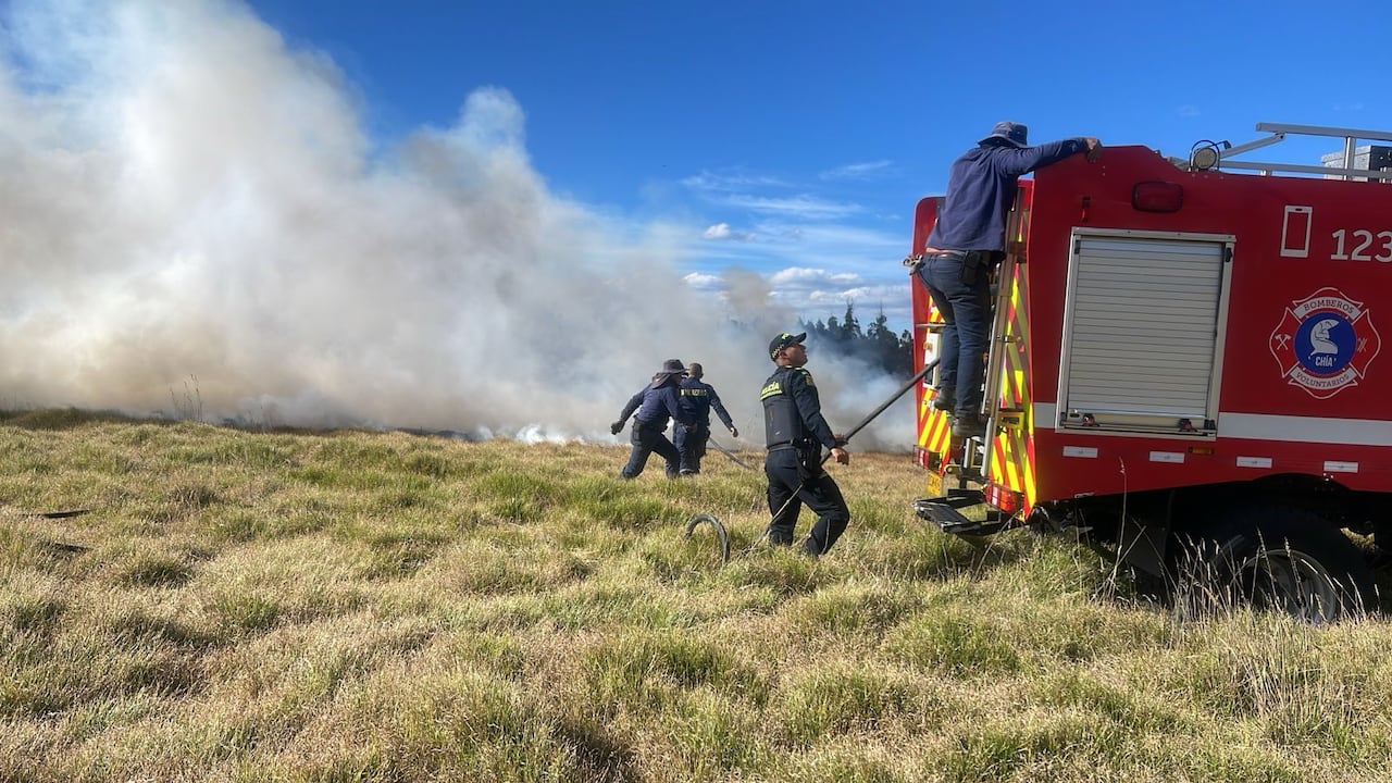 Los Bomberos ya se encuentran adelantando las respectivas labores para apagar las llamas.
