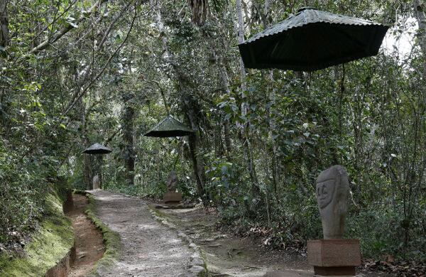 Cuando los primeros arqueólogos llegaron a la zona, encontraron que varias tumbas habían sido saqueadas y destruidas. 63 de los monumentos que aún seguían allí fueron reubicados en el Bosque de las Estatuas. 