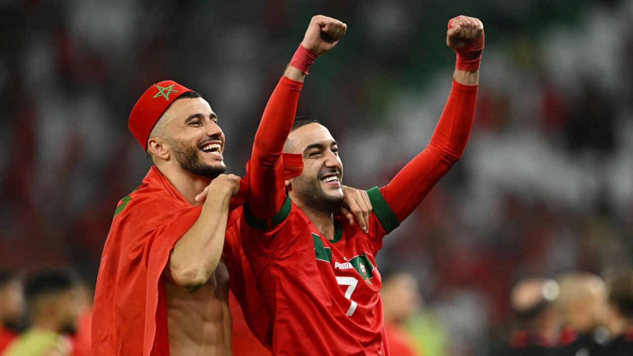 Copa Mundial de la FIFA Qatar 2022 - Ronda de 16 - Marruecos contra España - Education City Stadium, al Rayyan, Qatar - 6 de diciembre de 2022 Hakim Ziyech de Marruecos celebra con Romain Saiss después de la tanda de penaltis mientras Marruecos avanzaba a los cuartos de final REUTERS/ Dylan Martínez