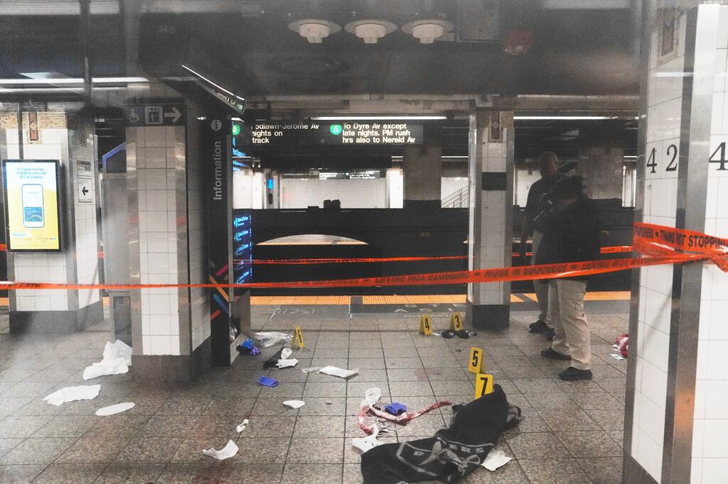 La policía investiga el lugar de los hechos tras un presunto apuñalamiento y tiroteo en la estación de metro Grand Central de Nueva York el sábado 11 de abril de 2026. (Foto AP/Ryan Murphy)