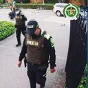 Dos sujetos vestidos con uniformes de la Policía Nacional ingresaron hasta el segundo piso del centro comercial para abordar a un comerciante. Posteriormente, lo sacaron del lugar y se lo llevaron en un carro. Hasta el momento no se ha pedido dinero por su rescate.