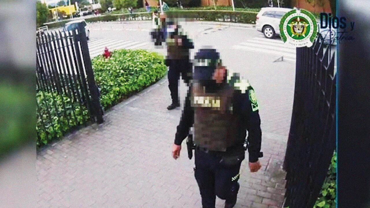 Dos sujetos vestidos con uniformes de la Policía Nacional ingresaron hasta el segundo piso del centro comercial para abordar a un comerciante. Posteriormente, lo sacaron del lugar y se lo llevaron en un carro. Hasta el momento no se ha pedido dinero por su rescate.
