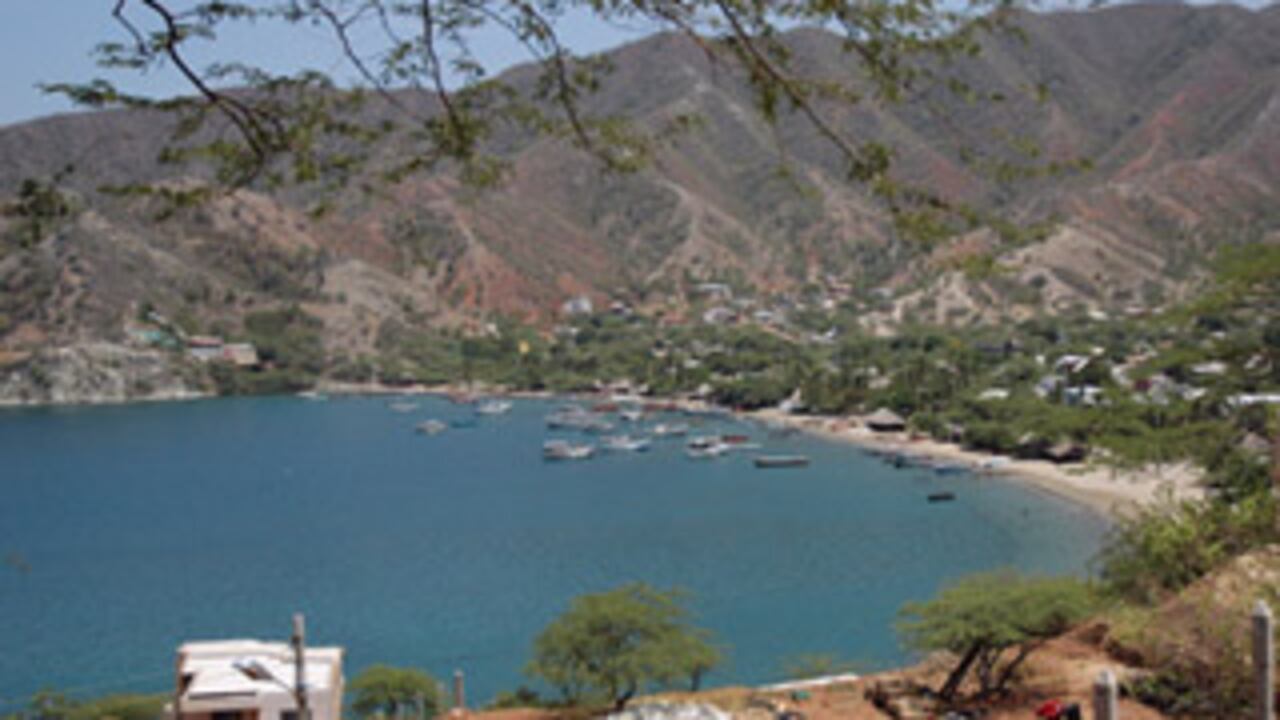 La bahía de Taganga, a 10 minutos en carro desde Santa Marta, es considerada una mina de oro para el turismo. En algunas épocas del año ha mostrado una inusual contaminación de sus playas (arriba), lo que hace temer que los miles de turistas que la visitan busquen otras opciones