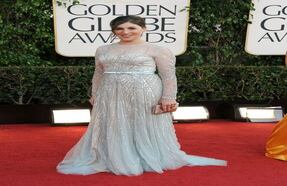 A Mayim Bialik no le importó sacrificar estilo a cambio de comodidad. (AP)