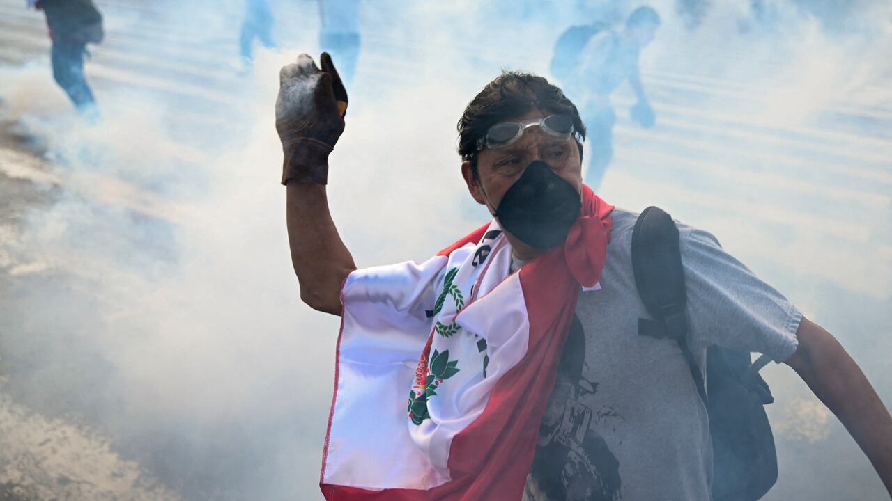 Desde el domingo se han presentado fuertes protestas en Perú. (Photo by ERNESTO BENAVIDES / AFP)