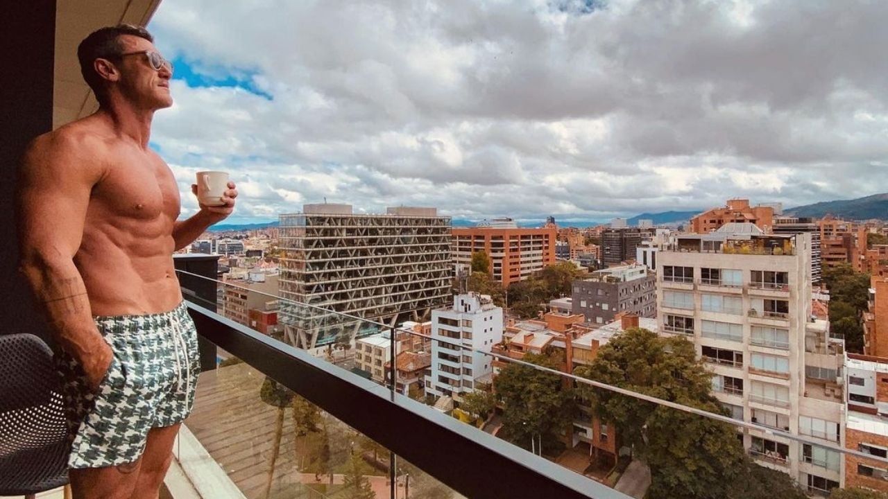 “He encontrado nuestro desayuno perfecto”: Luke Evans, actor de ‘Rápido y Furioso’, al probar una arepa callejera en Bogotá